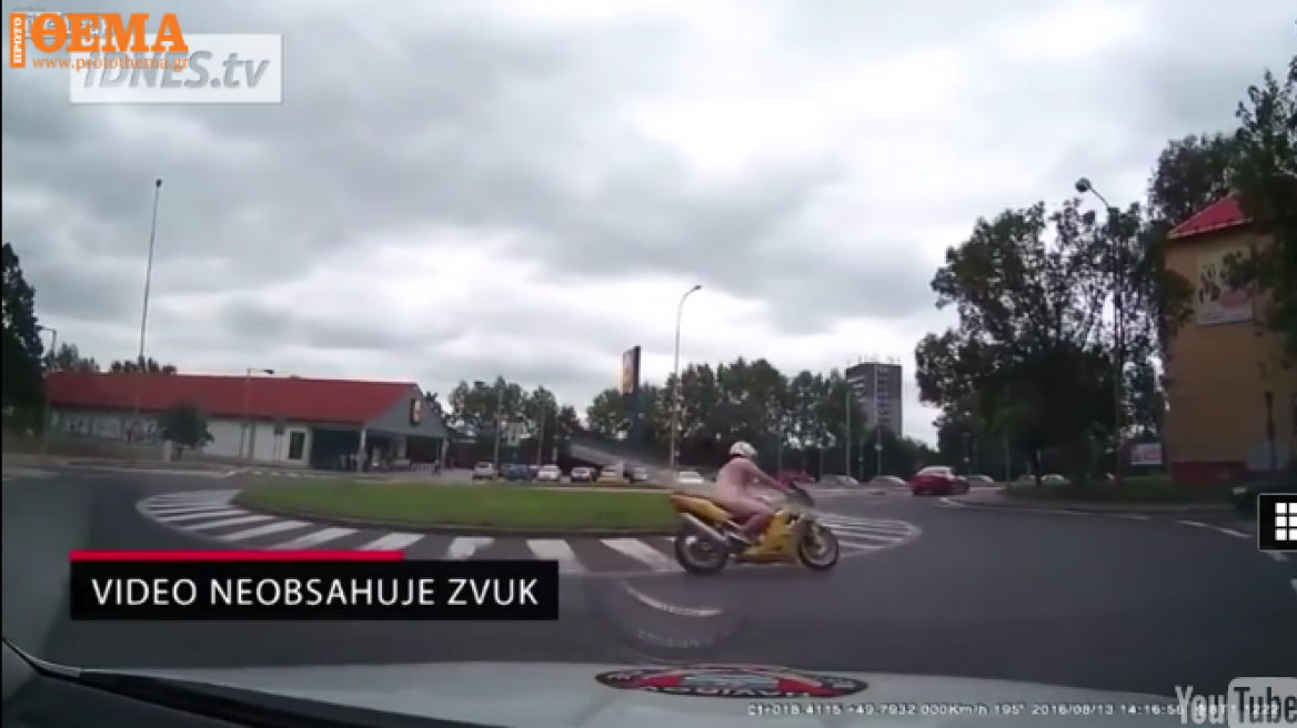 Naked bike-rider chased by police (video)